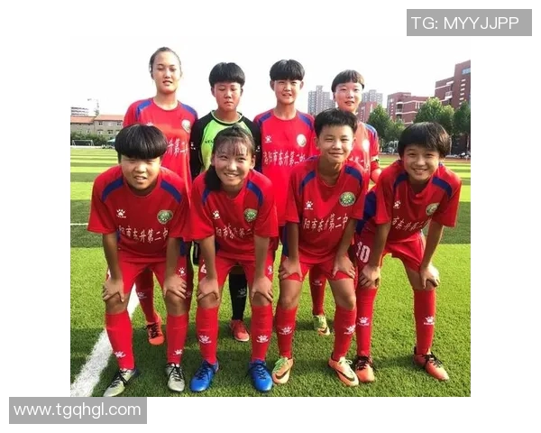 足球星女郎携手绿茵巨星共谱激情梦想闪耀的赛场传奇